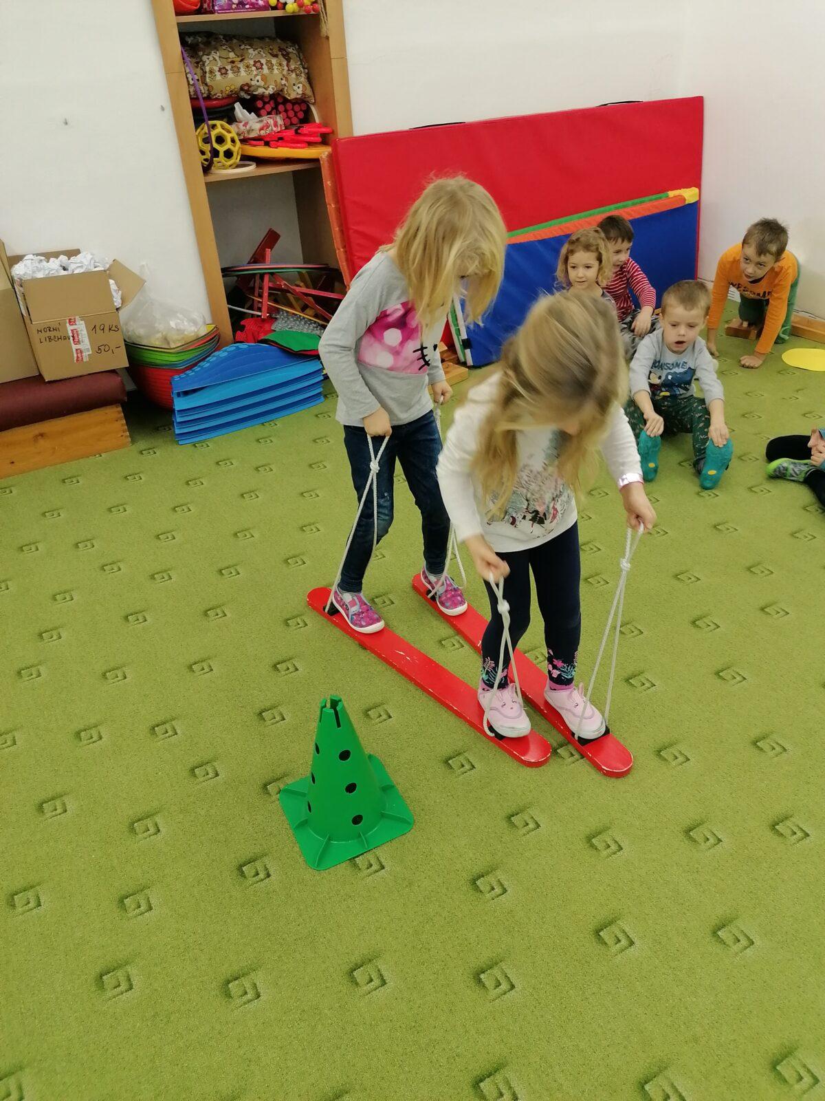 ZIMNÍ OLYMPIJSKÉ HRY V MŠ VI. (slalom na lyžích a "padák") - 23