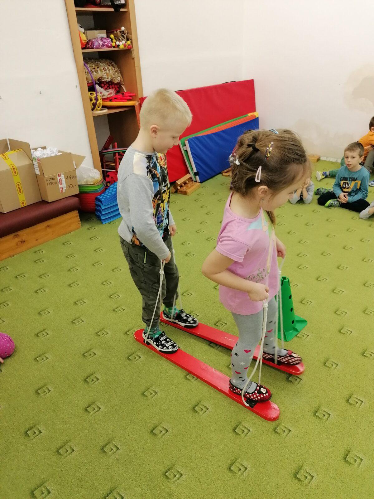 ZIMNÍ OLYMPIJSKÉ HRY V MŠ VI. (slalom na lyžích a "padák") - 26