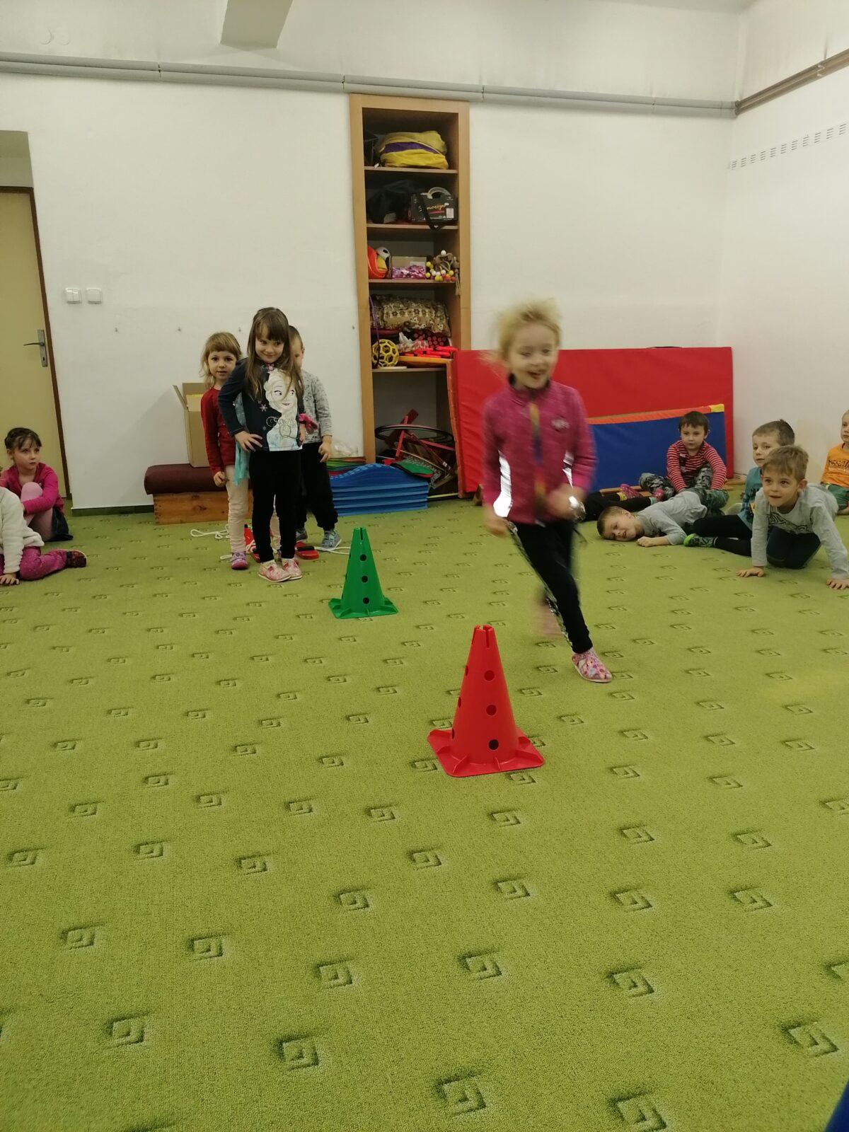 ZIMNÍ OLYMPIJSKÉ HRY V MŠ VI. (slalom na lyžích a "padák") - 28