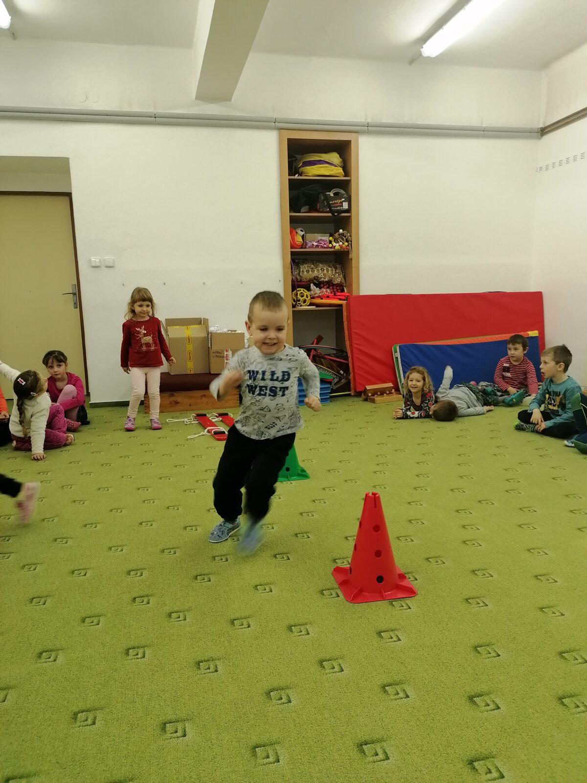 ZIMNÍ OLYMPIJSKÉ HRY V MŠ VI. (slalom na lyžích a "padák") - 30