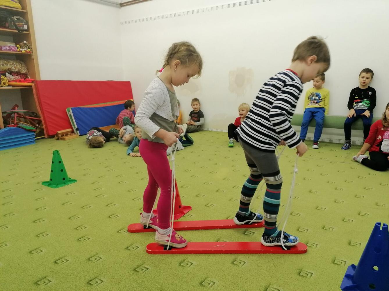 ZIMNÍ OLYMPIJSKÉ HRY V MŠ VI. (slalom na lyžích a "padák") - 32