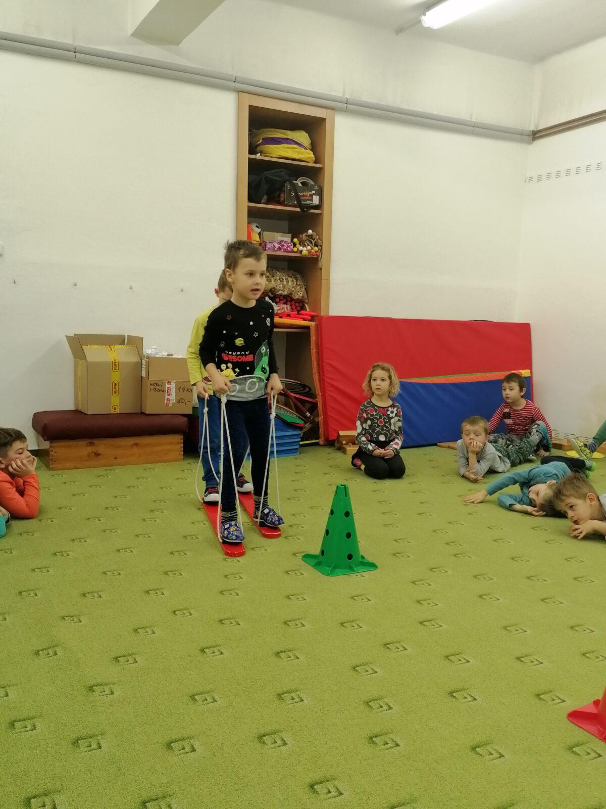 ZIMNÍ OLYMPIJSKÉ HRY V MŠ VI. (slalom na lyžích a "padák") - 33