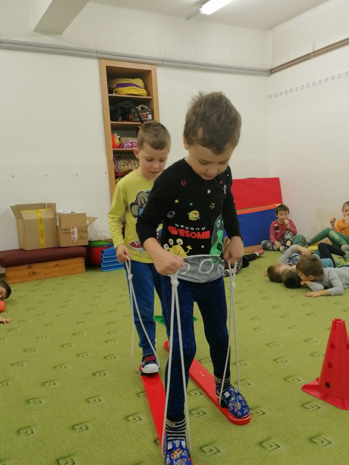 ZIMNÍ OLYMPIJSKÉ HRY V MŠ VI. (slalom na lyžích a "padák") - 34