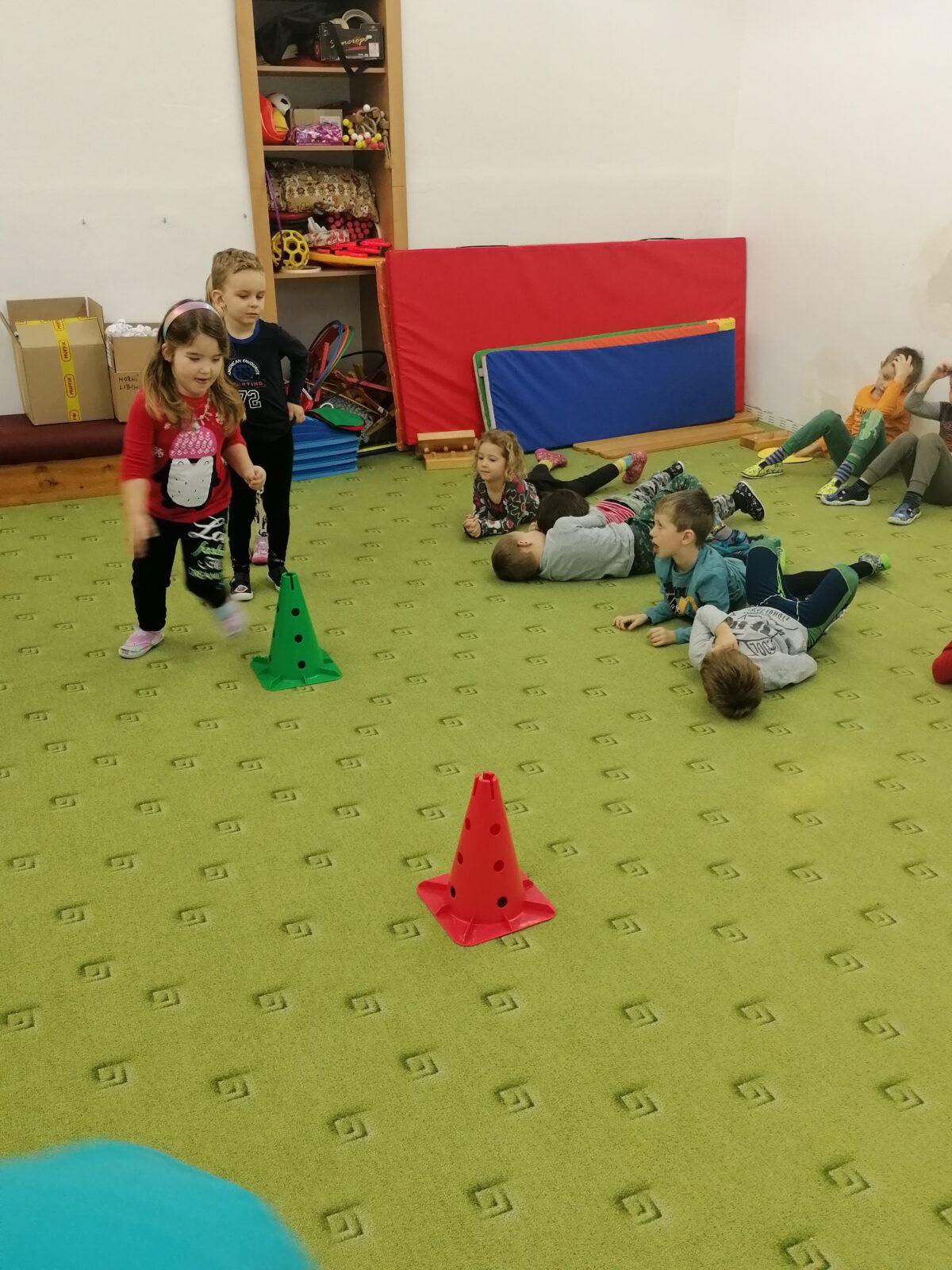 ZIMNÍ OLYMPIJSKÉ HRY V MŠ VI. (slalom na lyžích a "padák") - 36