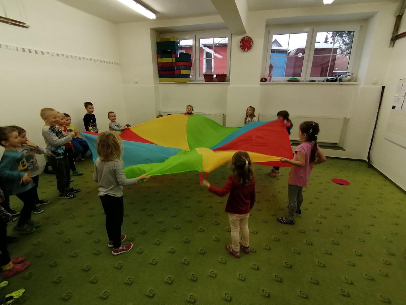 ZIMNÍ OLYMPIJSKÉ HRY V MŠ VI. (slalom na lyžích a "padák") - 38