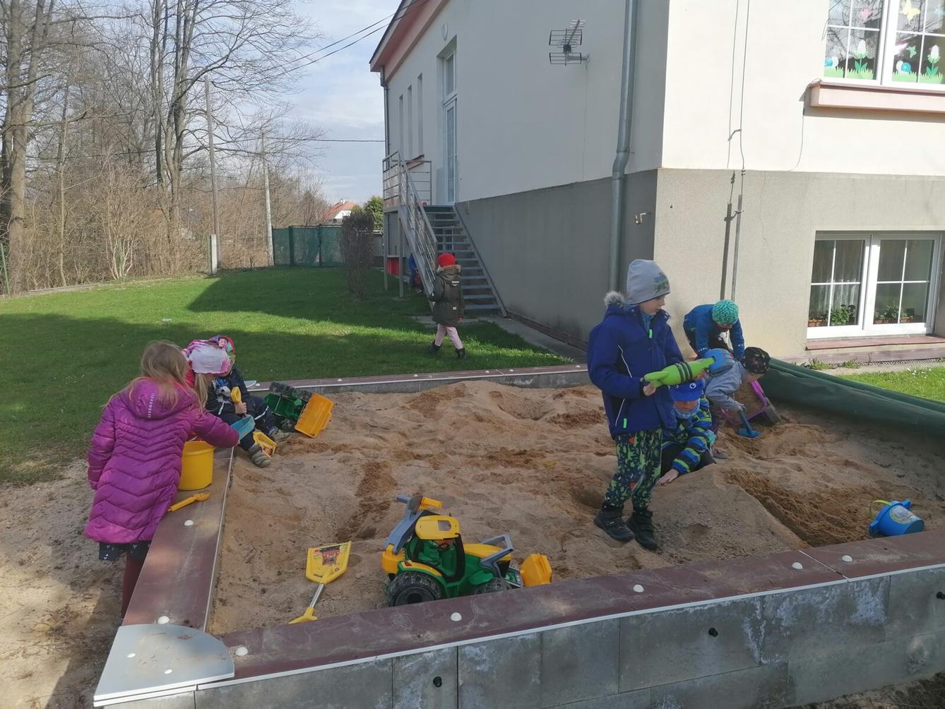 KONEČNĚ SI UŽÍVÁME ZAHRADY!!!!!!!! :-) - 1