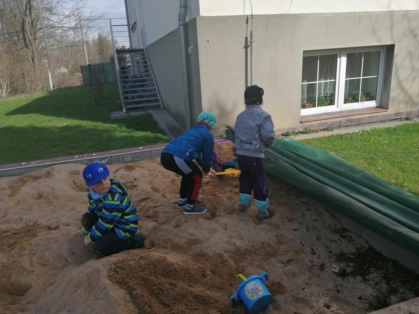 KONEČNĚ SI UŽÍVÁME ZAHRADY!!!!!!!! :-) - 2