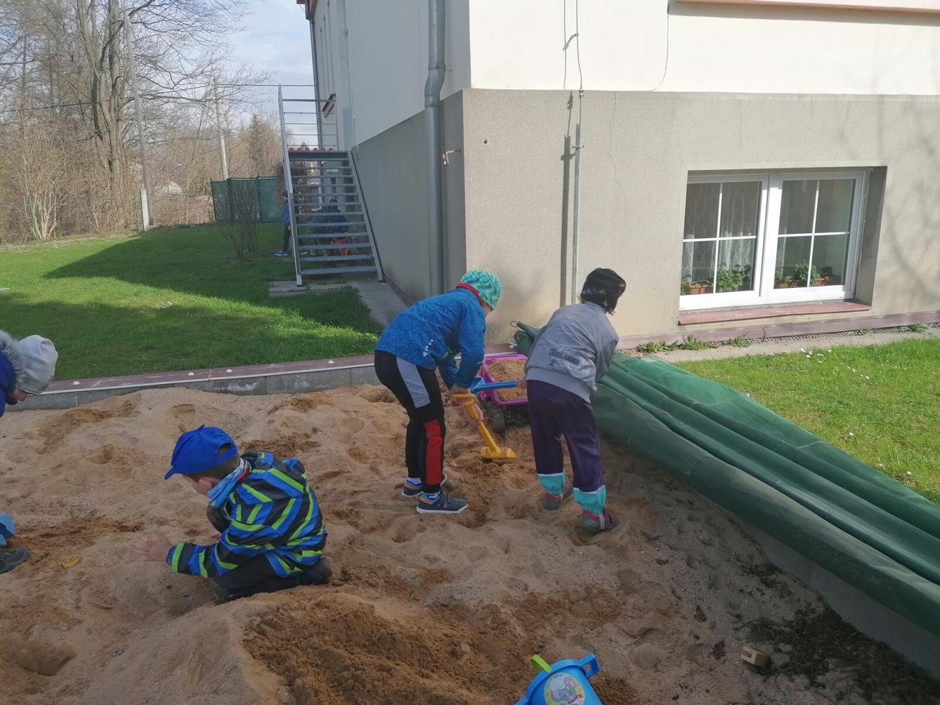 KONEČNĚ SI UŽÍVÁME ZAHRADY!!!!!!!! :-) - 3