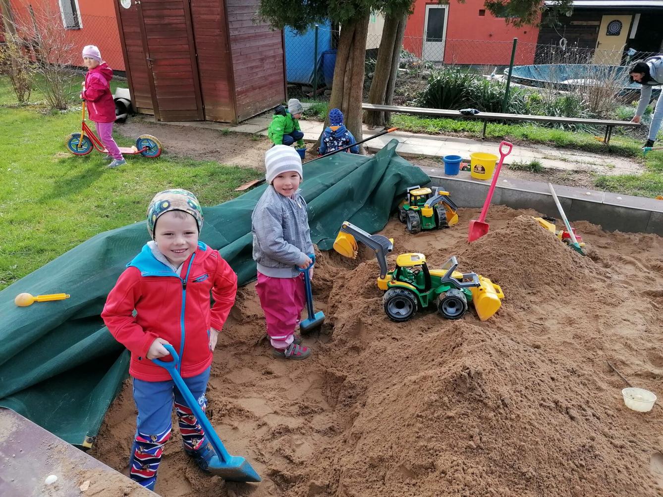 KONEČNĚ SI UŽÍVÁME ZAHRADY!!!!!!!! :-) - 7