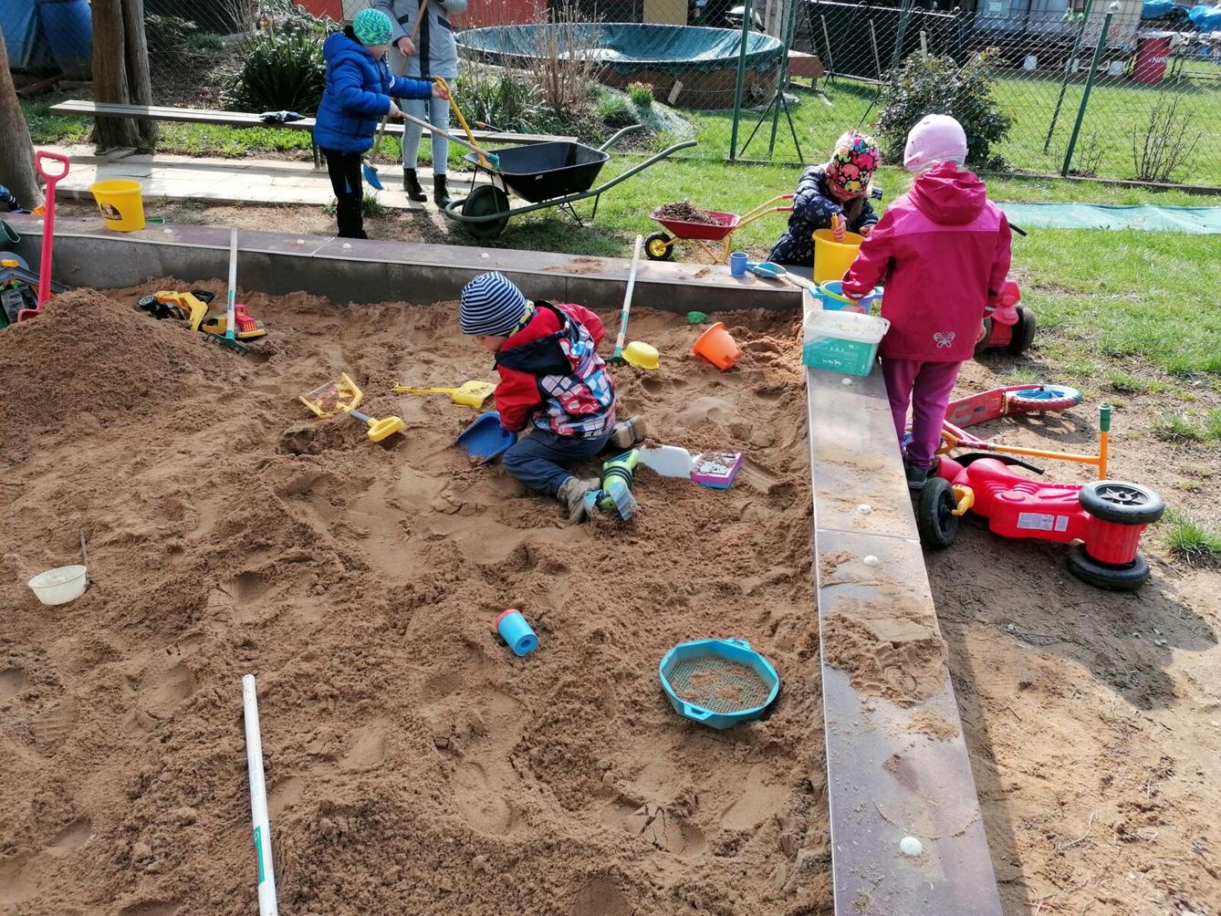 KONEČNĚ SI UŽÍVÁME ZAHRADY!!!!!!!! :-) - 9