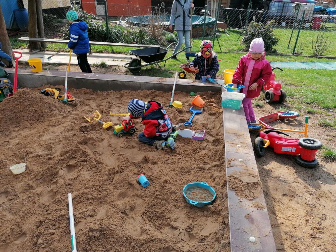 KONEČNĚ SI UŽÍVÁME ZAHRADY!!!!!!!! :-) - 10