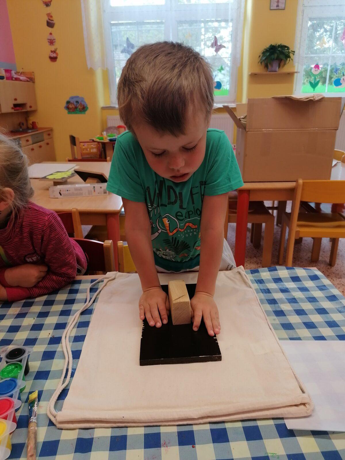 "příprava" batůžků ke dni dětí :-) - 10