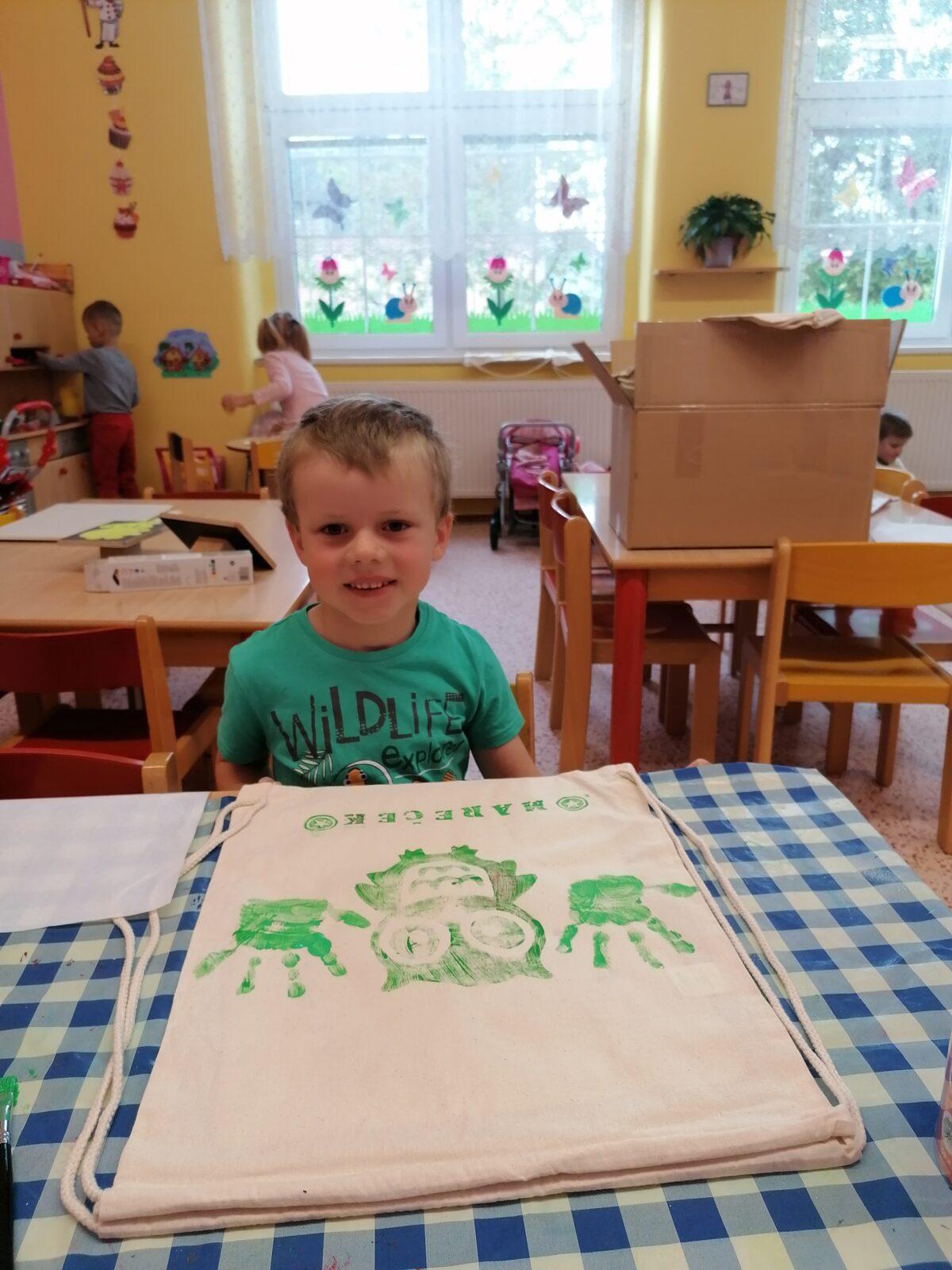 "příprava" batůžků ke dni dětí :-) - 12