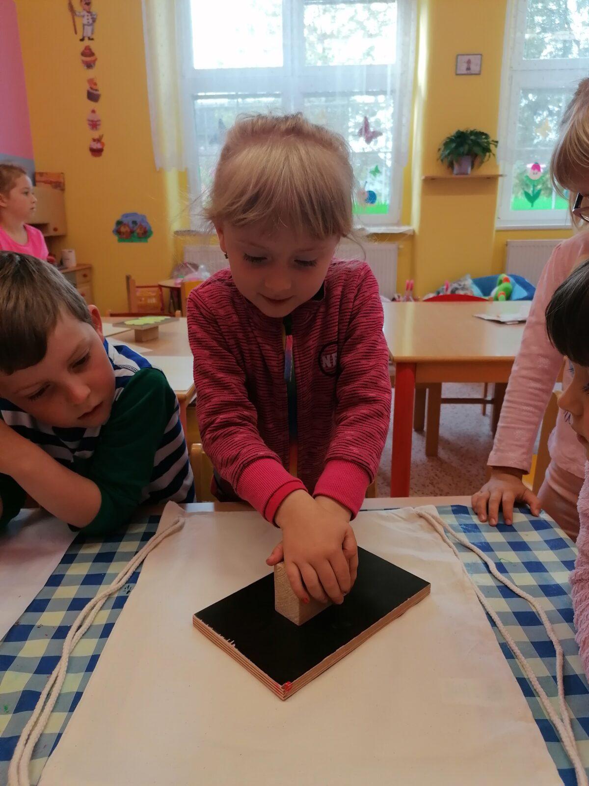 "příprava" batůžků ke dni dětí :-) - 18