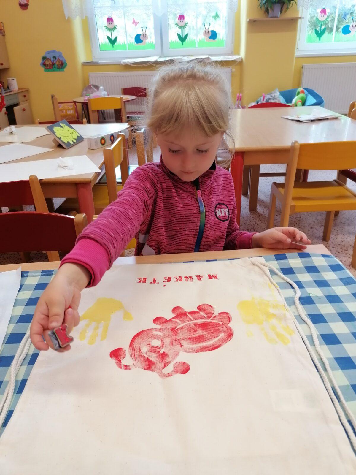 "příprava" batůžků ke dni dětí :-) - 19