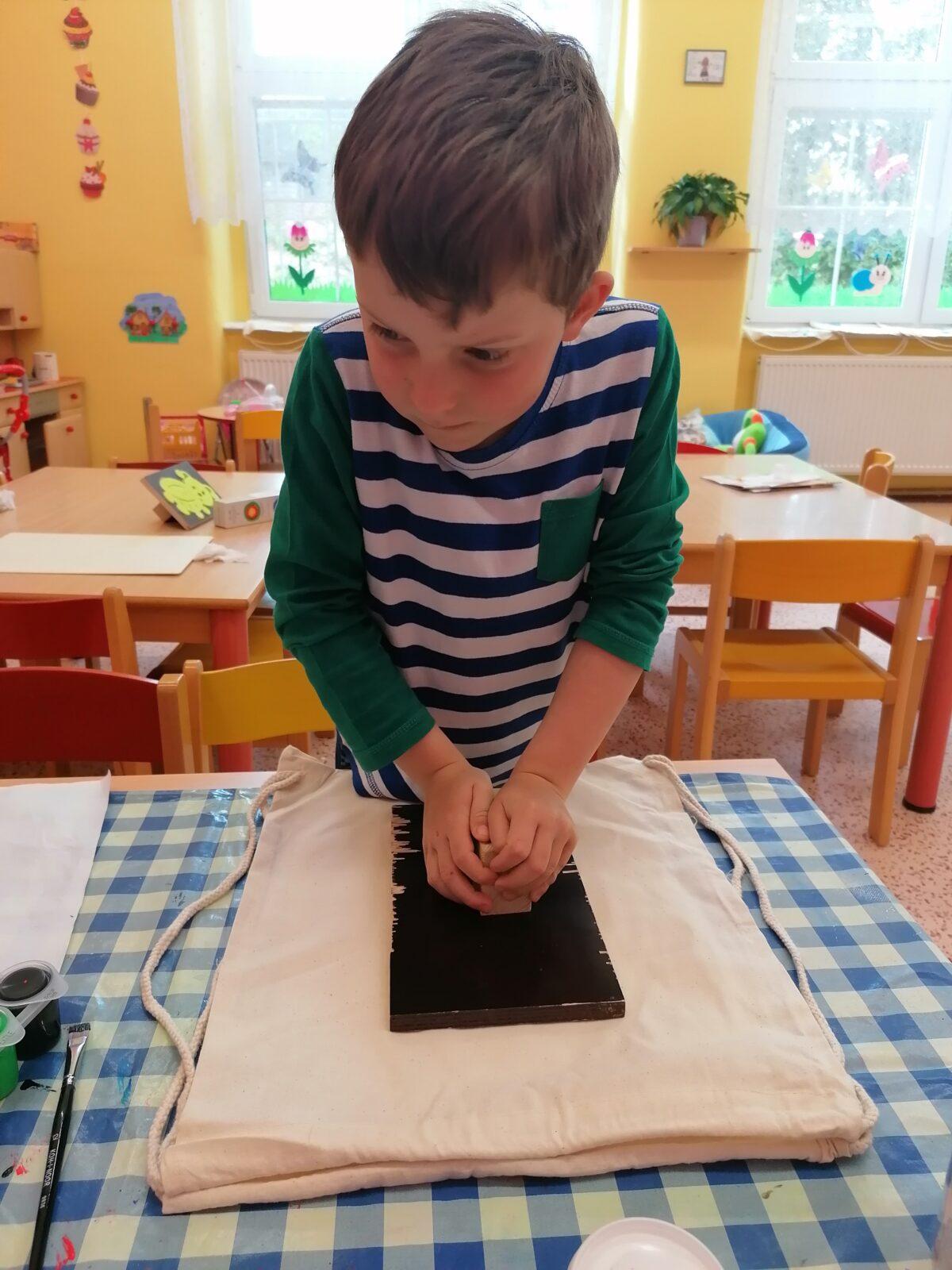 "příprava" batůžků ke dni dětí :-) - 31