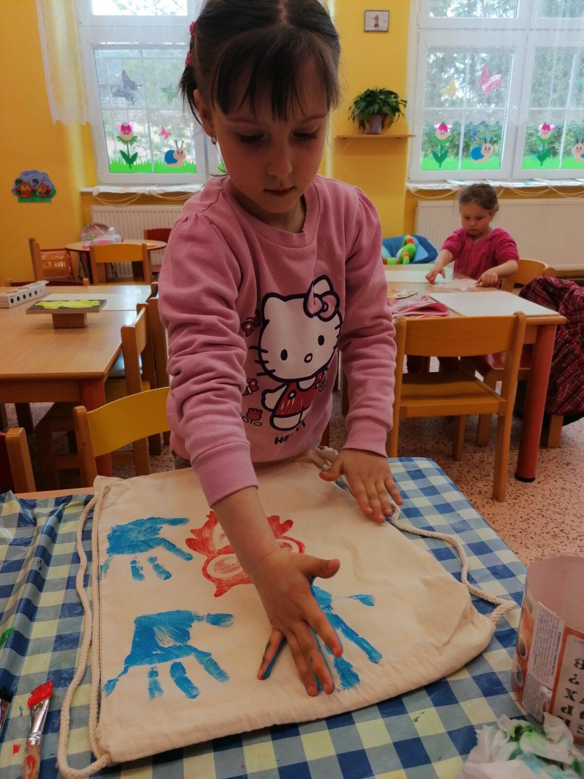 "příprava" batůžků ke dni dětí :-) - 60