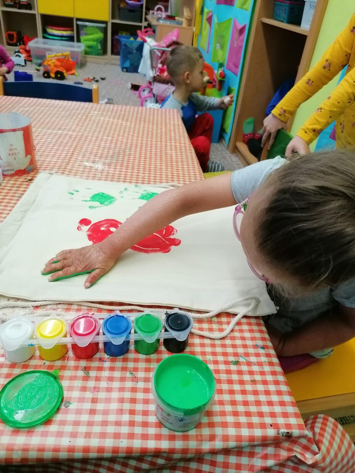 "příprava" batůžků ke dni dětí :-) - 100