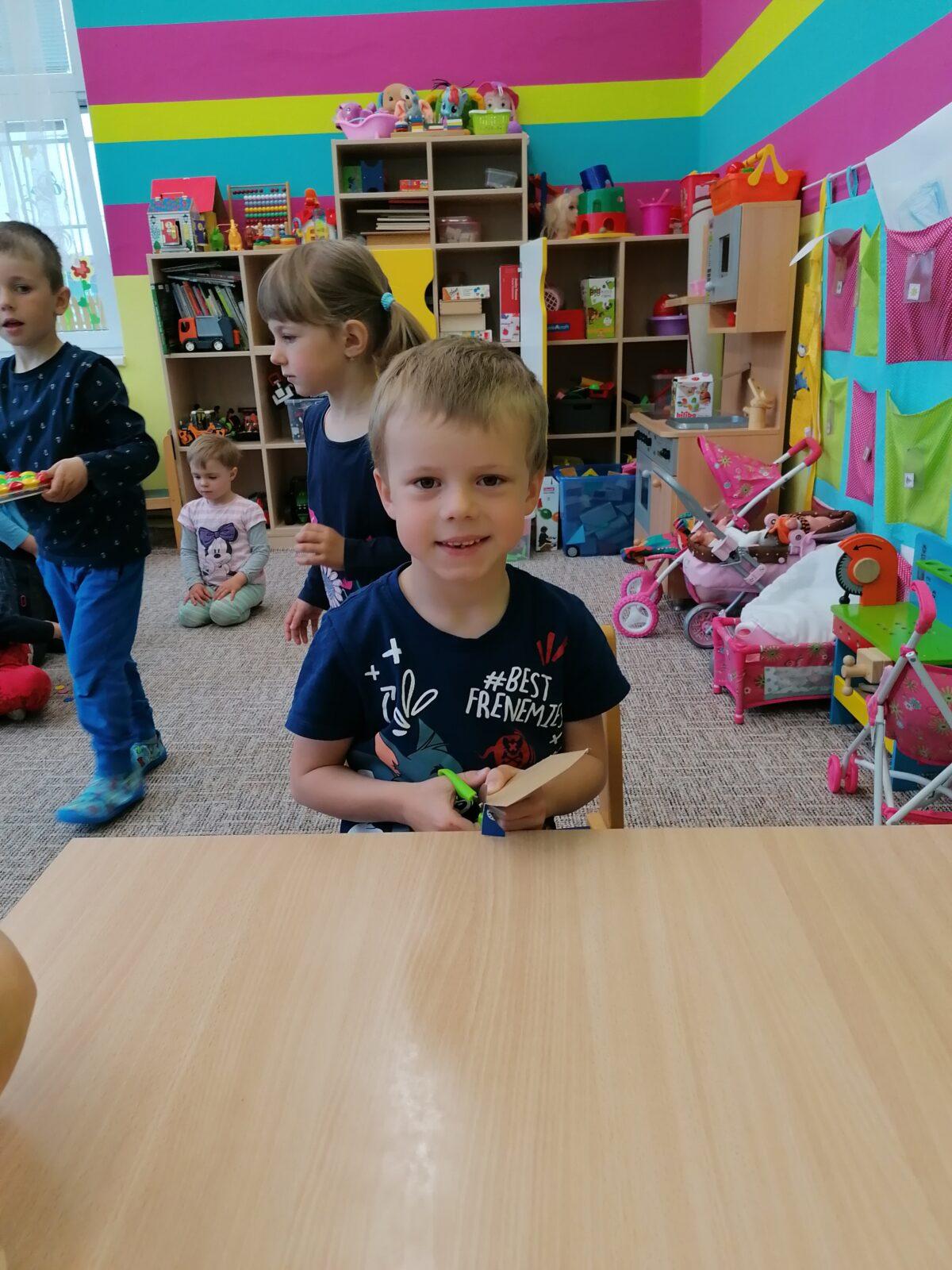 "výroba" dárečku ke dni dětí :-) - 3