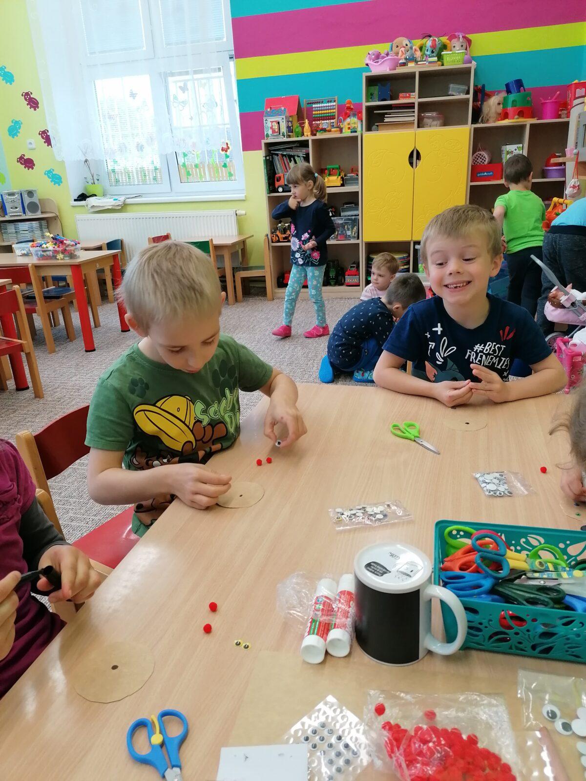 "výroba" dárečku ke dni dětí :-) - 7