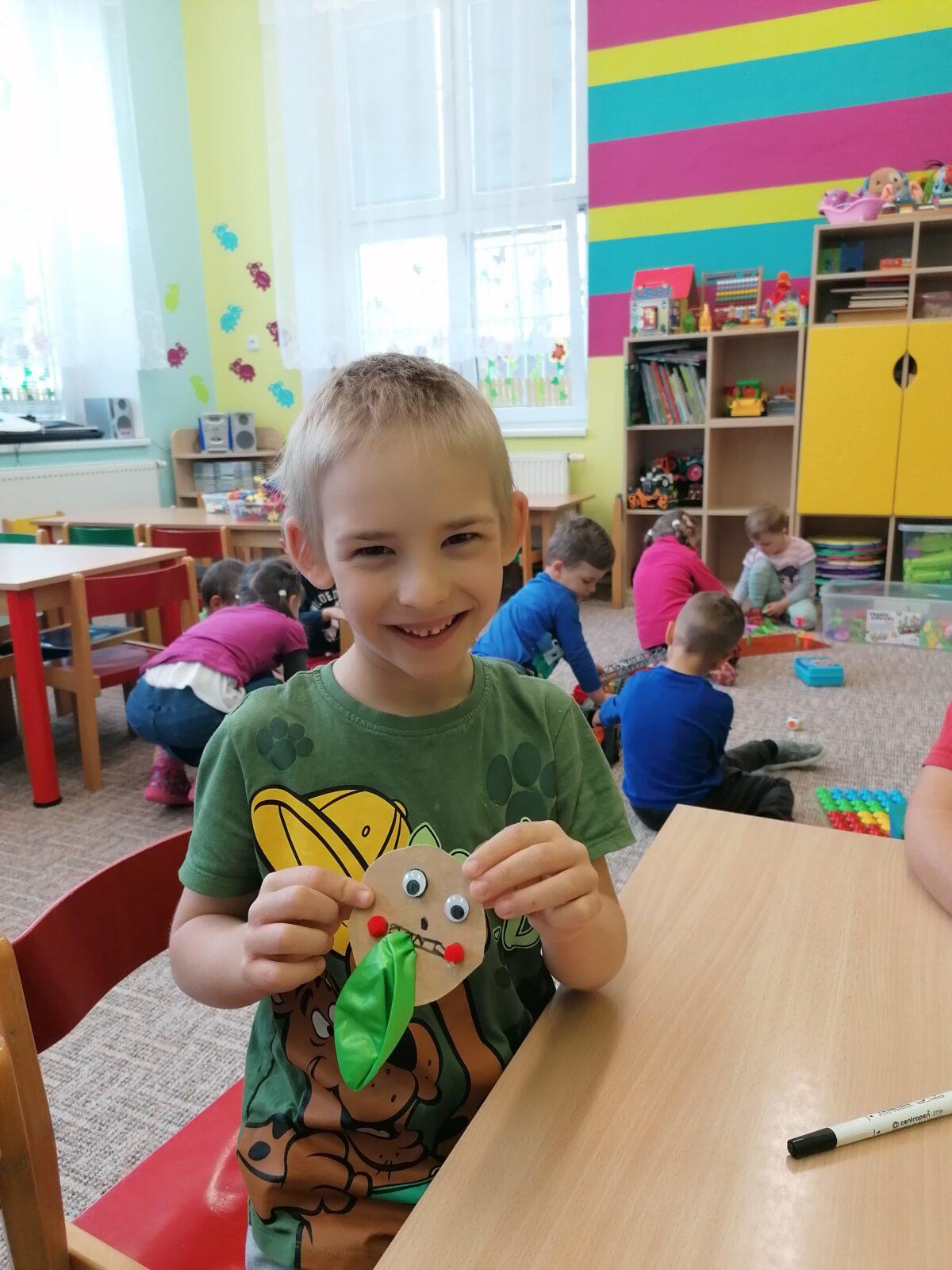 "výroba" dárečku ke dni dětí :-) - 12