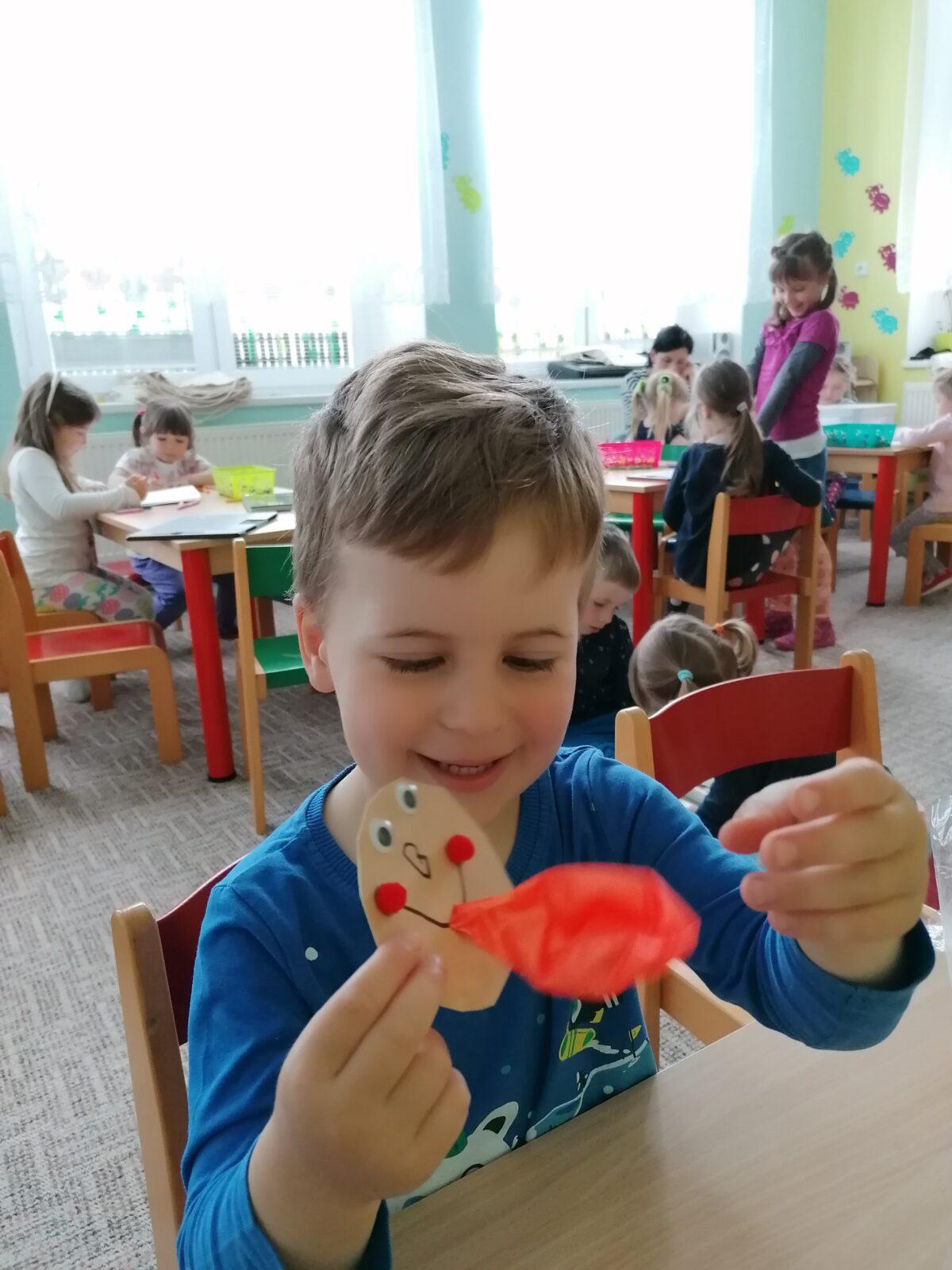 "výroba" dárečku ke dni dětí :-) - 52