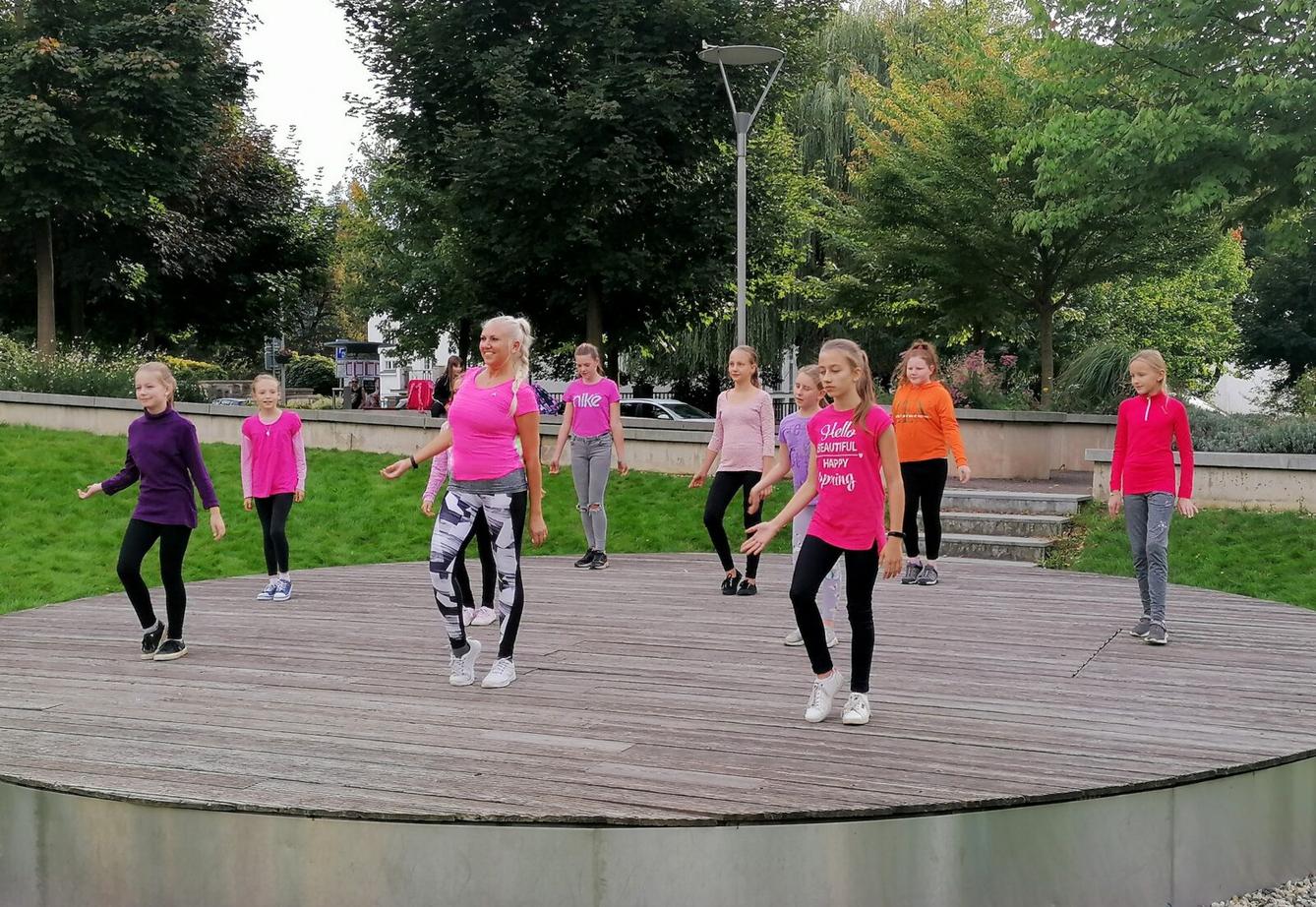 23. 9. Vystoupení na integračním dnu - 1