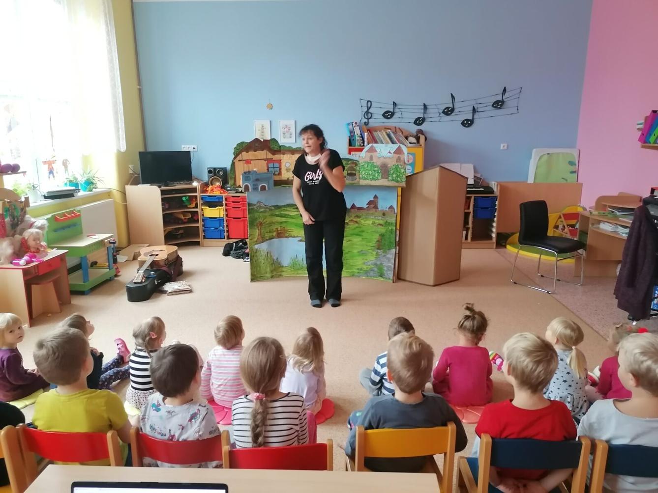 Divadýlko v MŠ: "Jak se Honza stal rytířem" :-) - 4