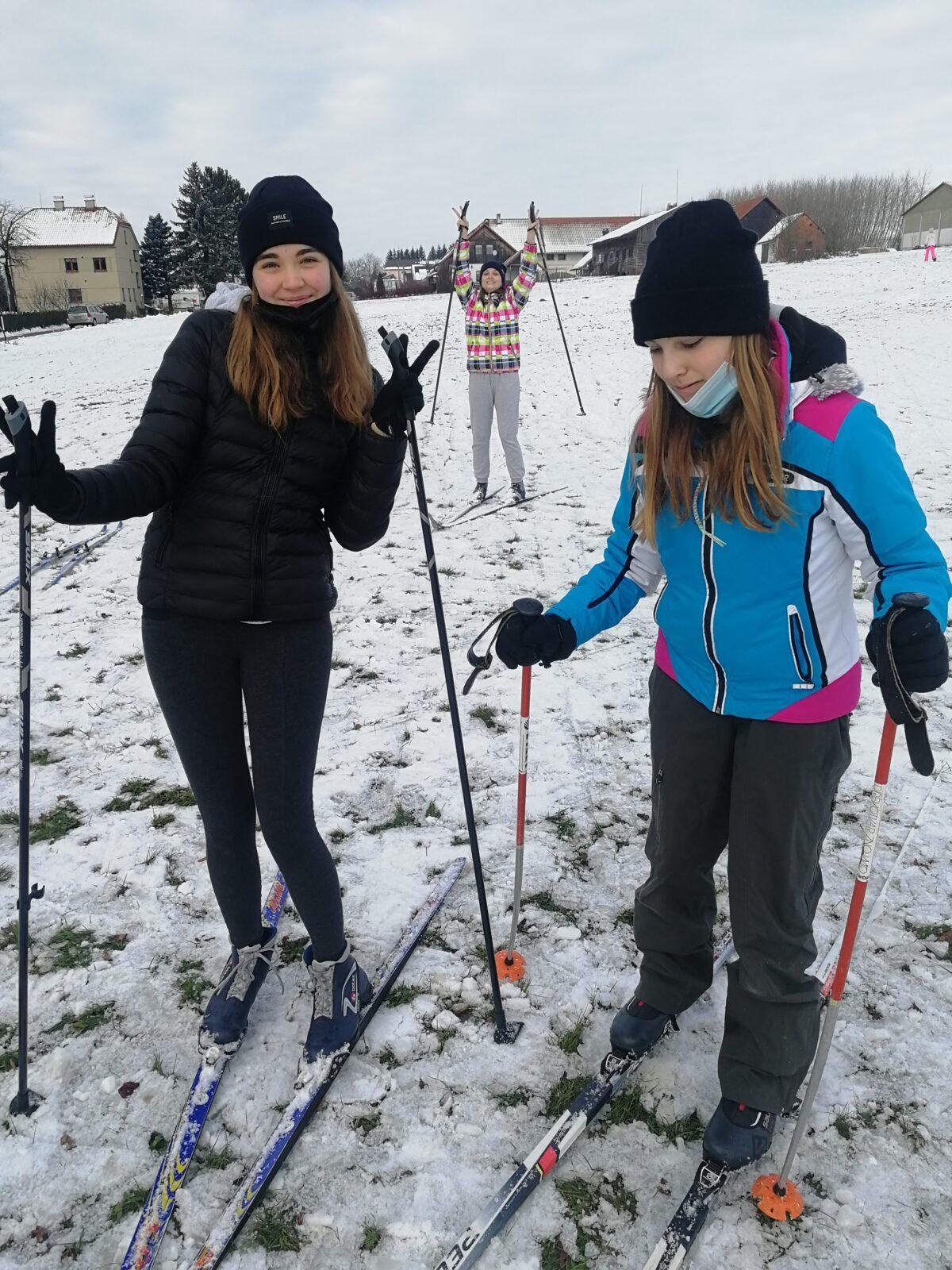 Mladší dívky na běžkách - 2