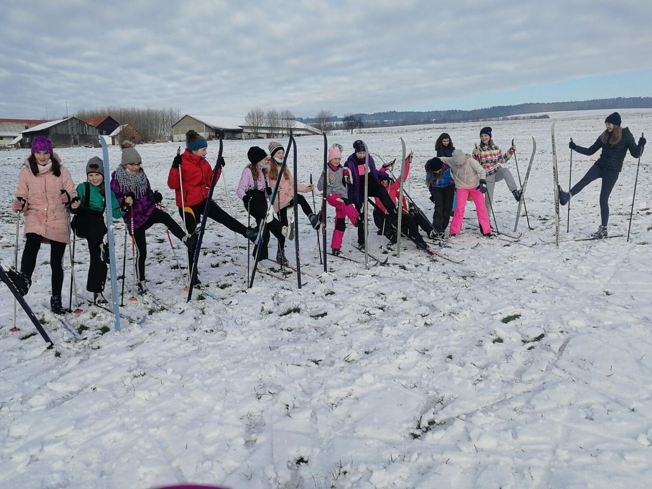 Mladší dívky na běžkách - 4