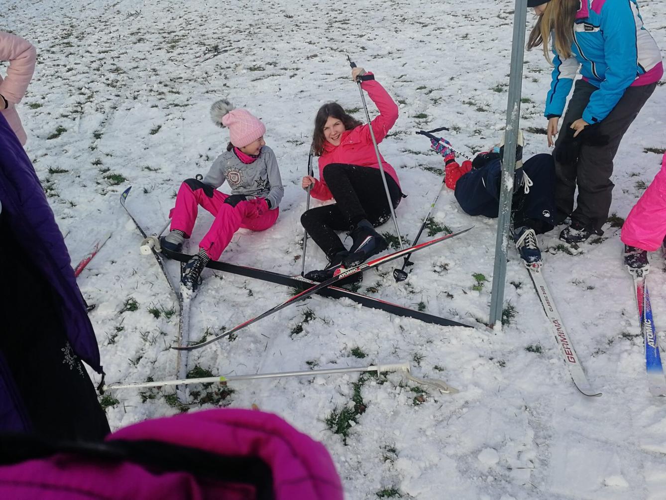 Mladší dívky na běžkách - 5