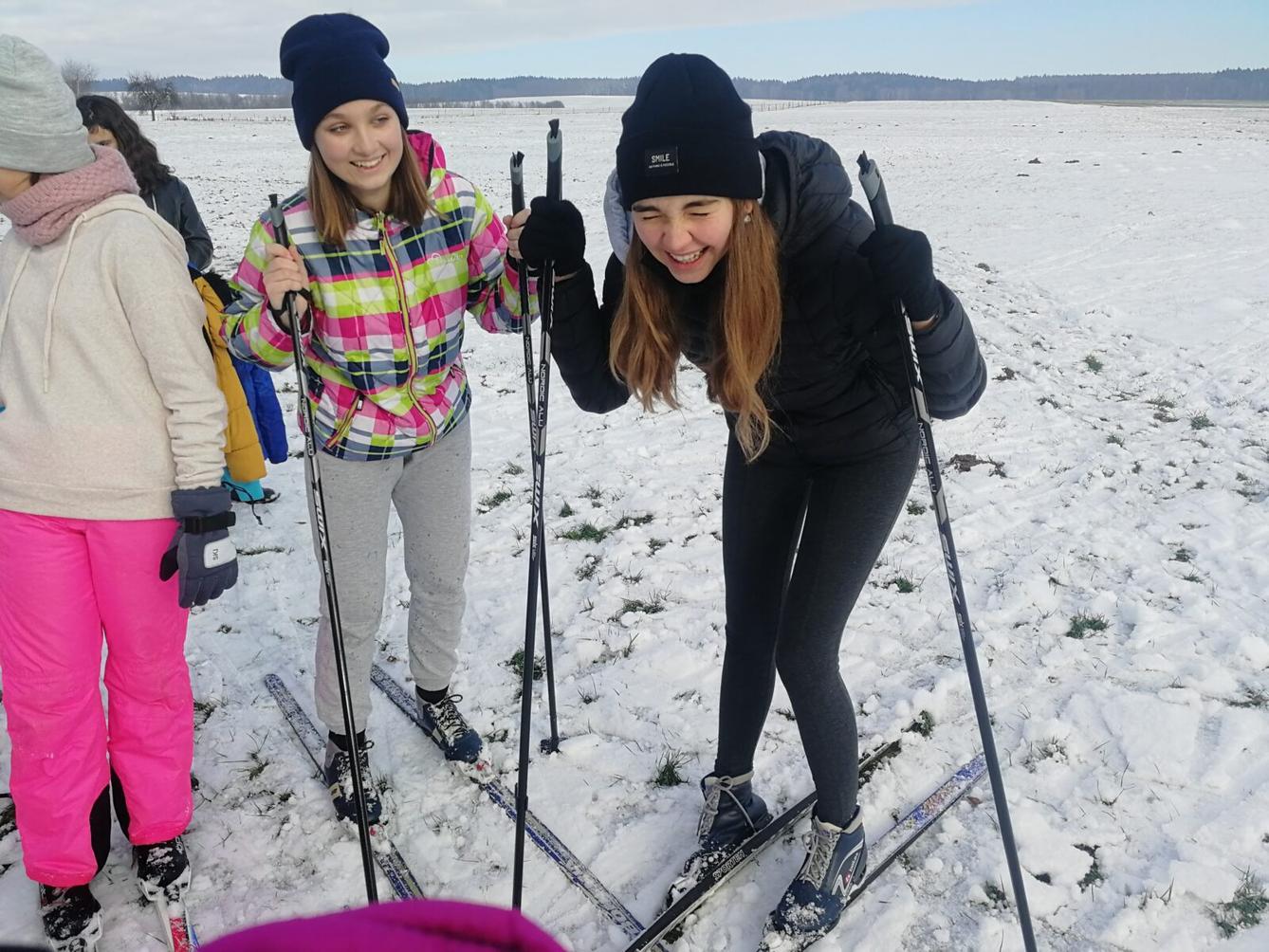 Mladší dívky na běžkách - 6