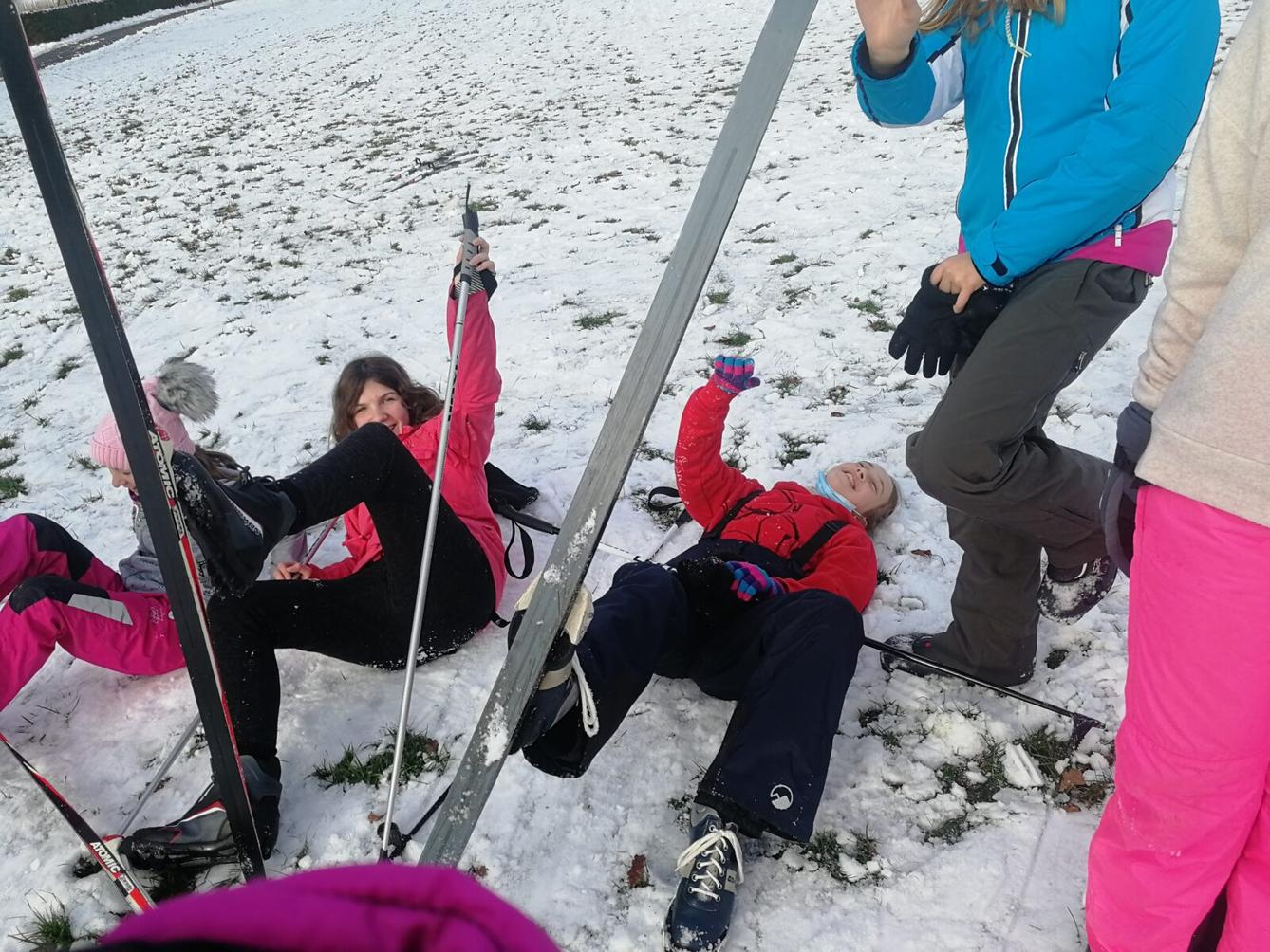 Mladší dívky na běžkách - 7