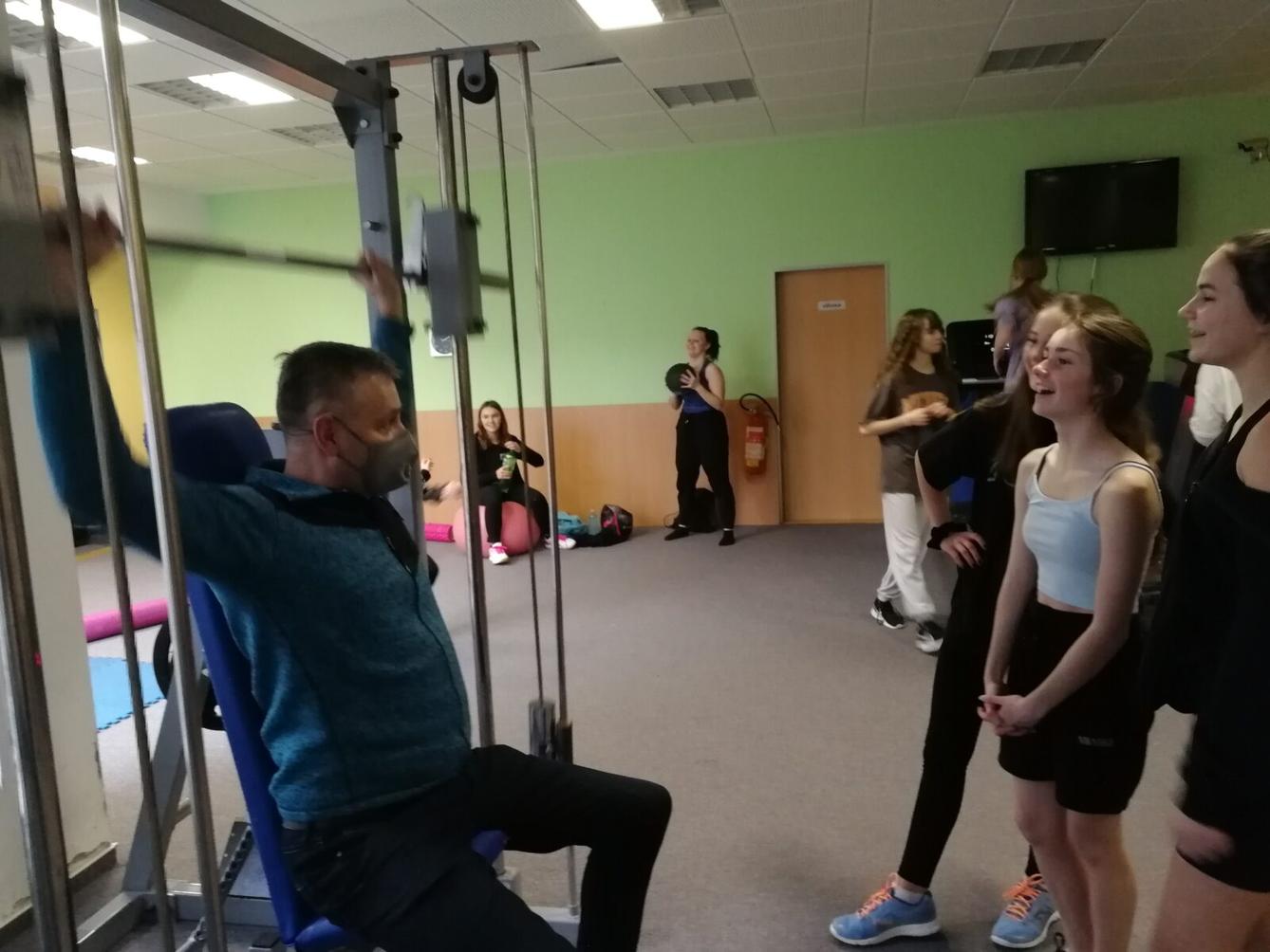 Starší děvčata v posilovně - 3