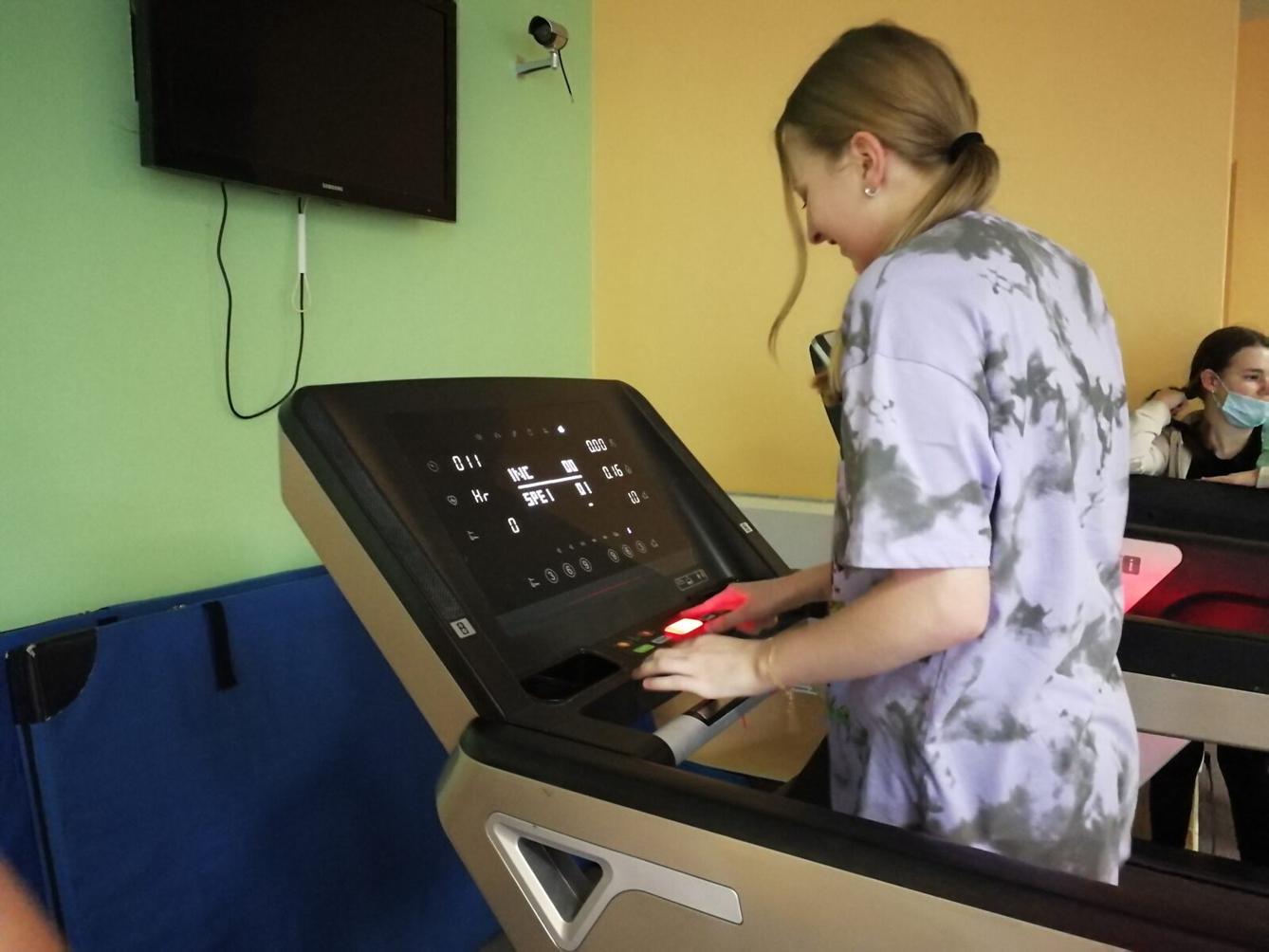 Starší děvčata v posilovně - 4