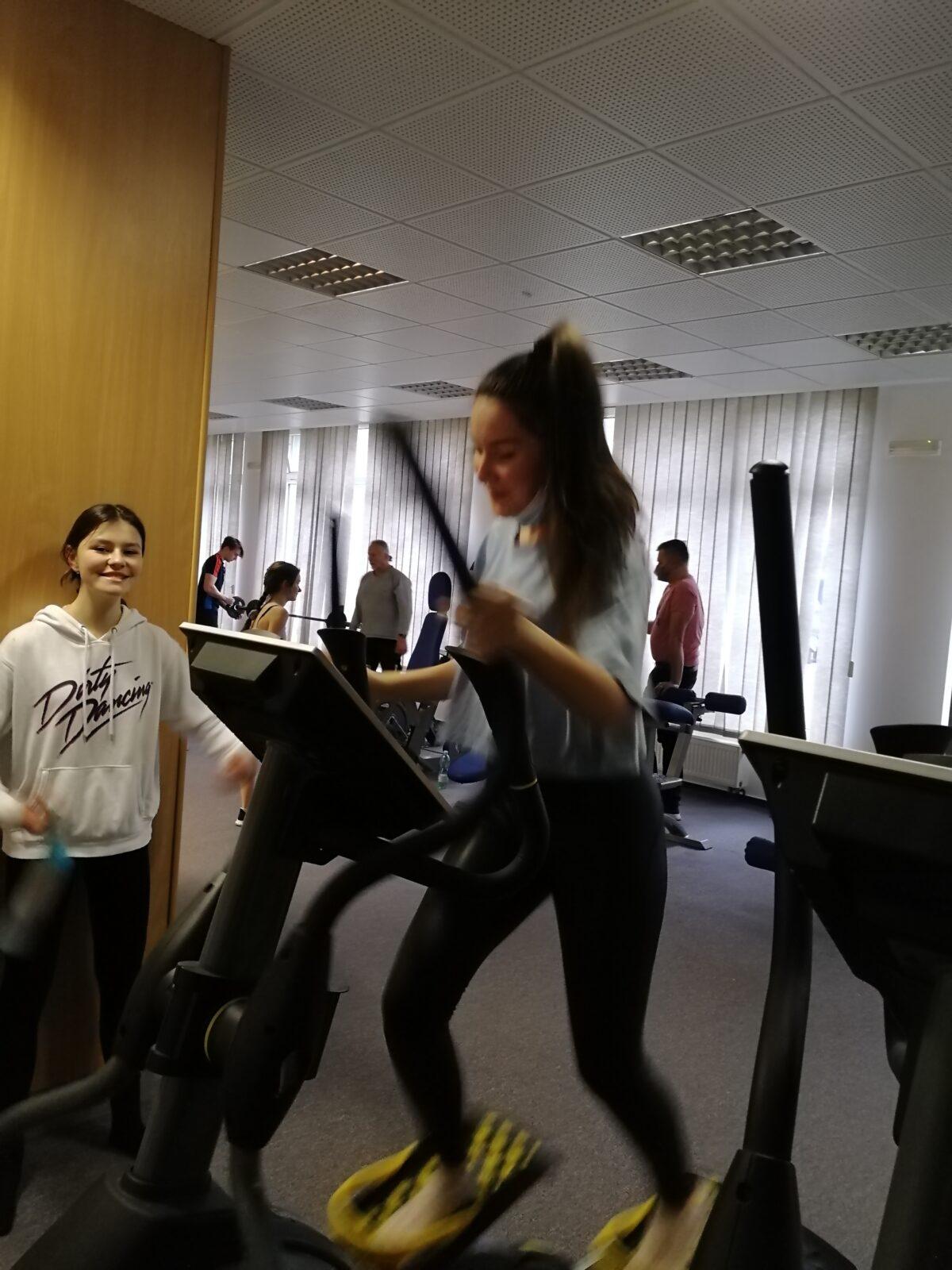 Starší děvčata v posilovně - 7