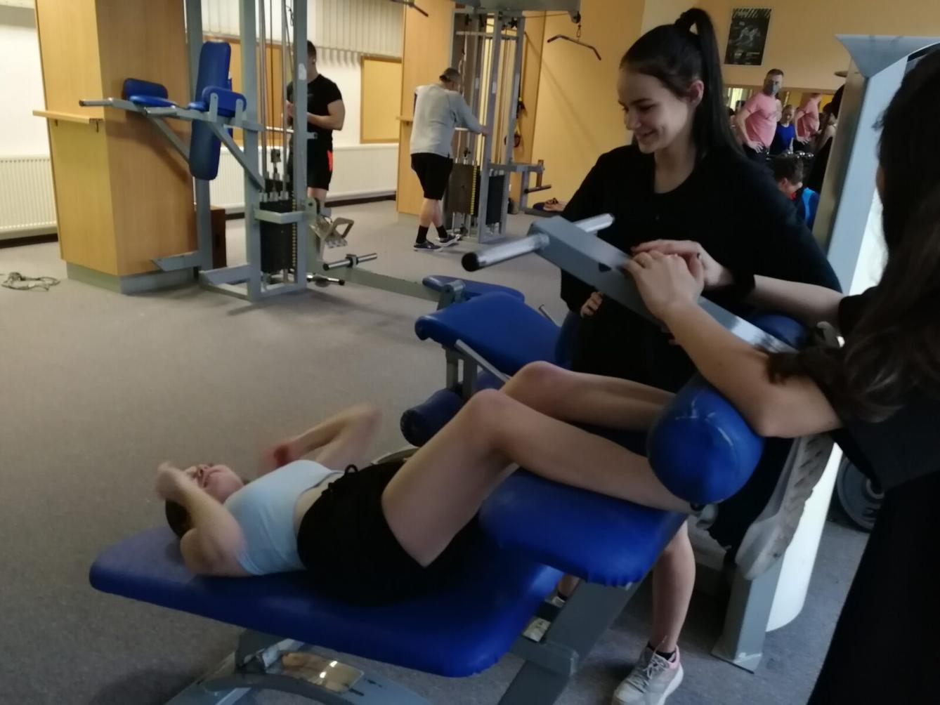 Starší děvčata v posilovně - 9