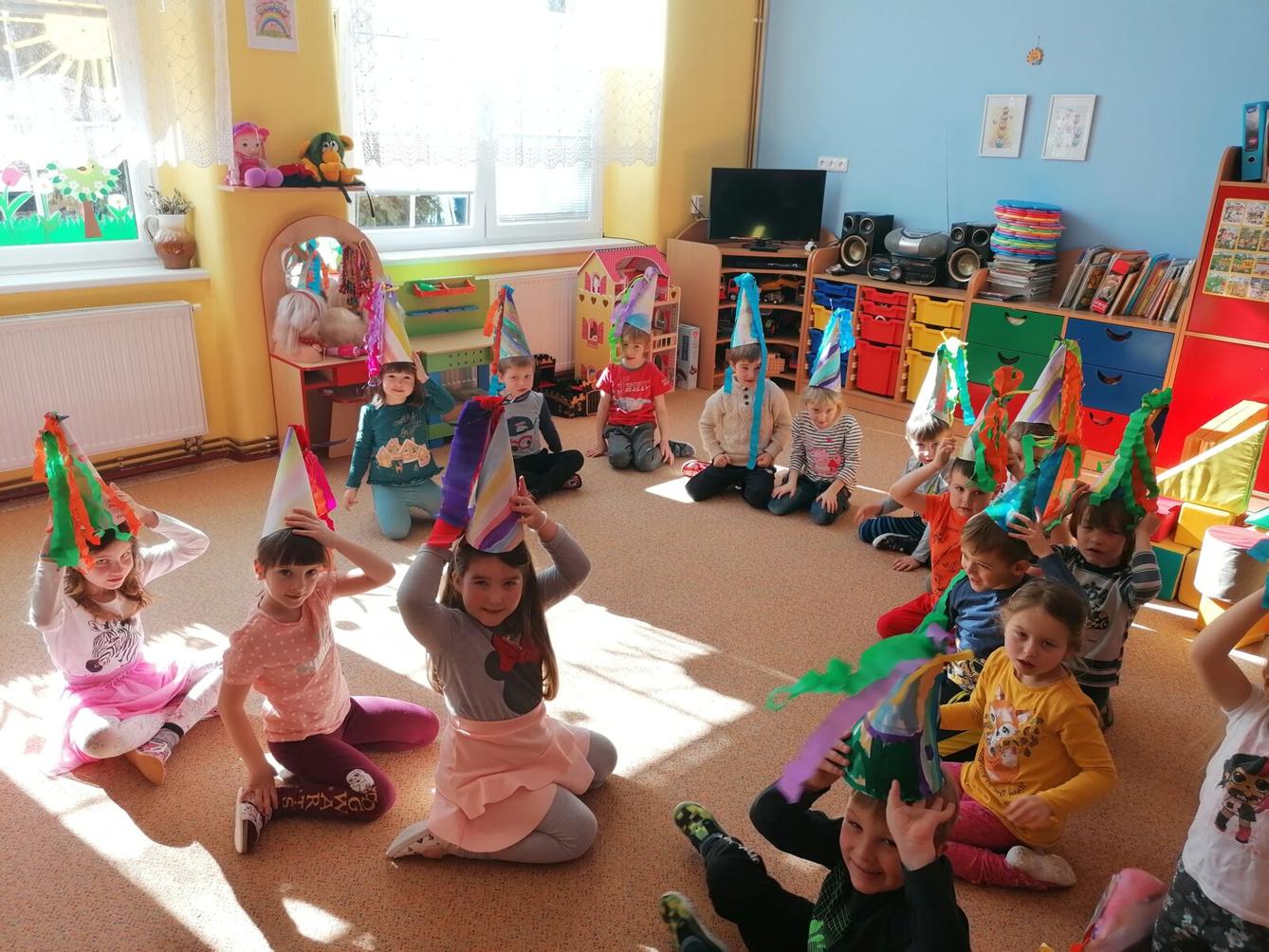 Přípravy na karneval a karnevalové dopoledne:-) - 24