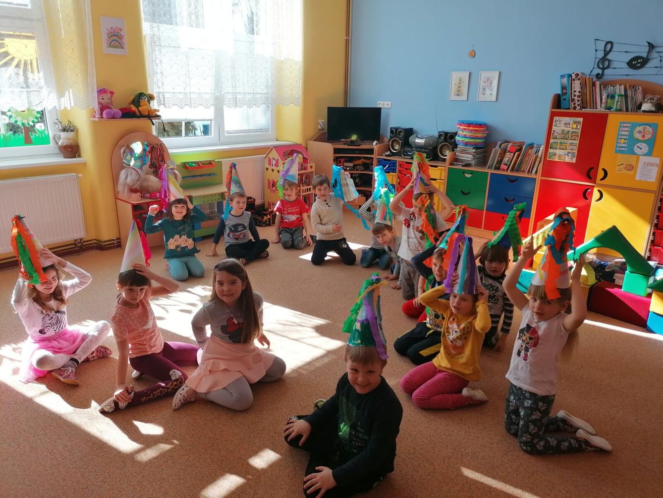 Přípravy na karneval a karnevalové dopoledne:-) - 25