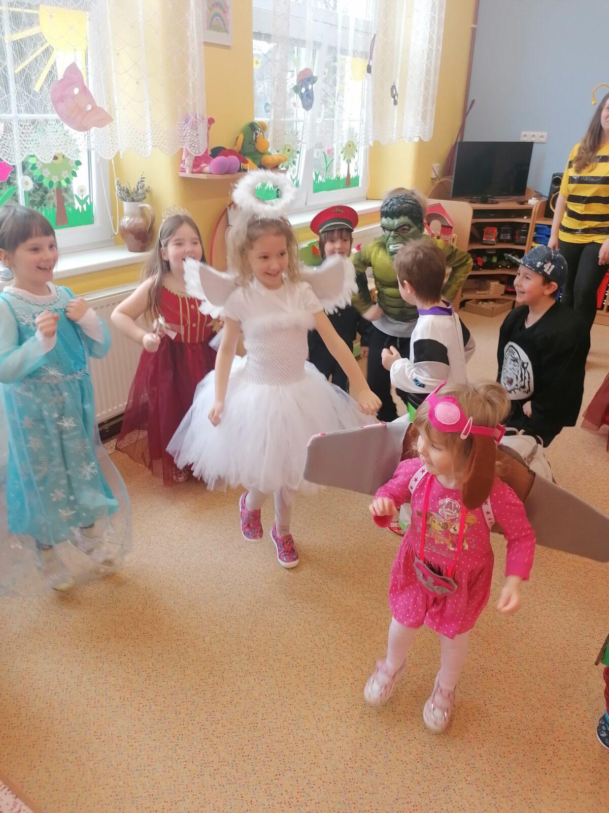 Přípravy na karneval a karnevalové dopoledne:-) - 65