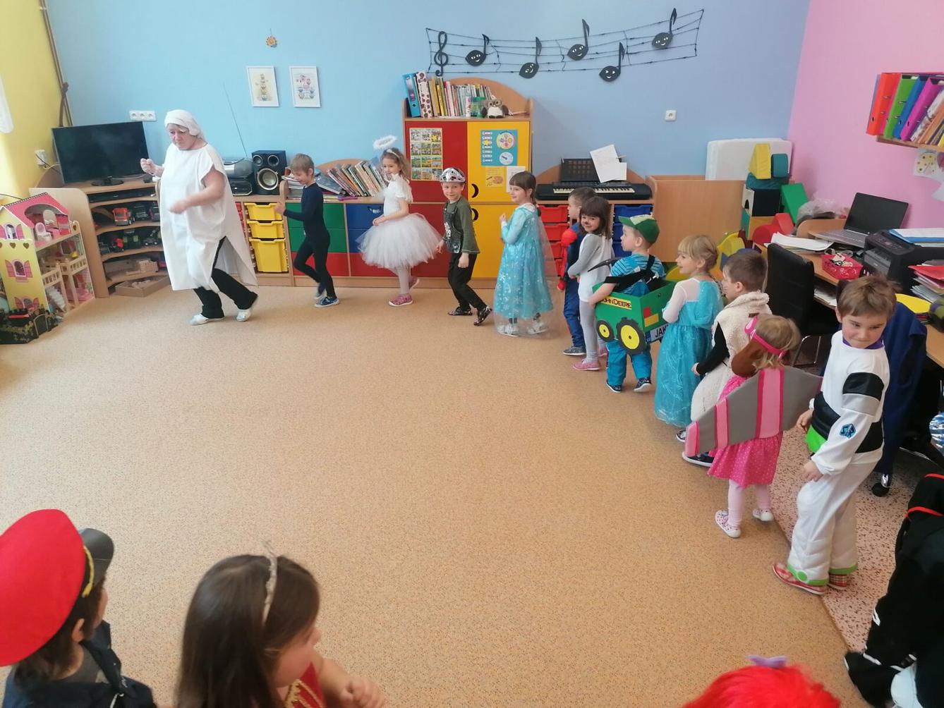 Přípravy na karneval a karnevalové dopoledne:-) - 69