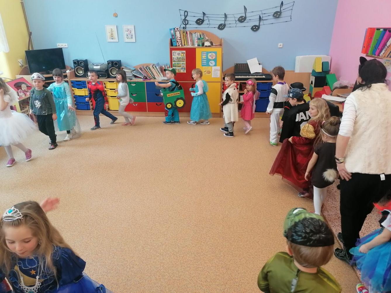 Přípravy na karneval a karnevalové dopoledne:-) - 70