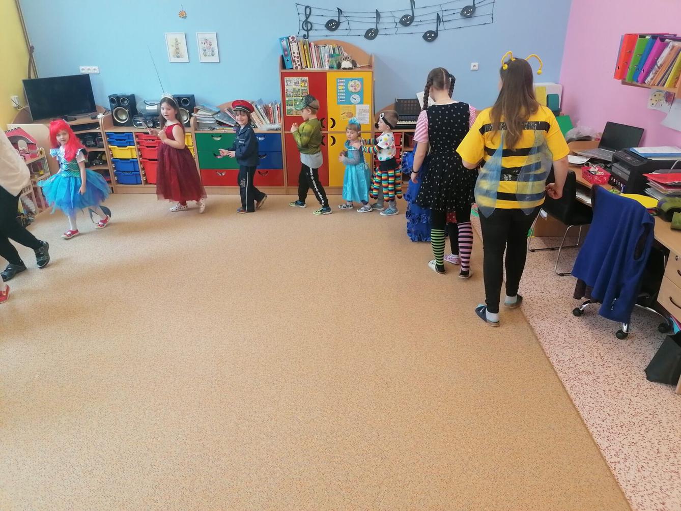 Přípravy na karneval a karnevalové dopoledne:-) - 72