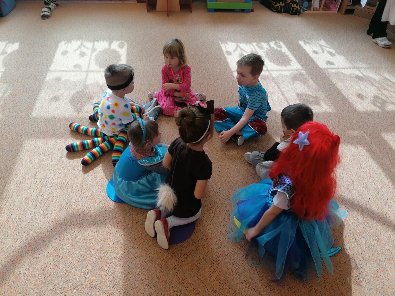 Přípravy na karneval a karnevalové dopoledne:-) - 80