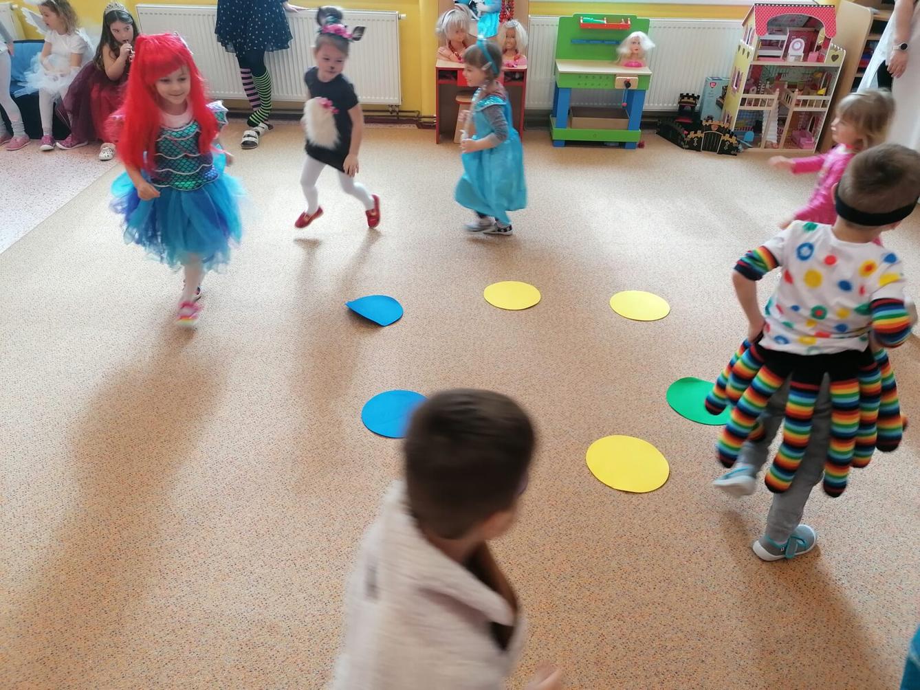 Přípravy na karneval a karnevalové dopoledne:-) - 82