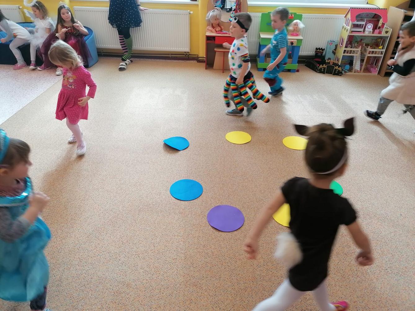 Přípravy na karneval a karnevalové dopoledne:-) - 83