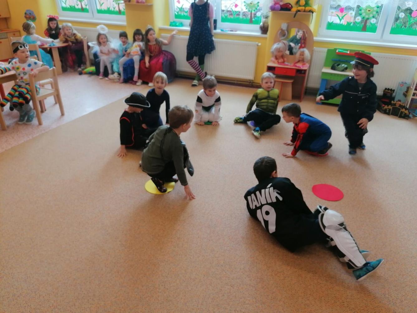 Přípravy na karneval a karnevalové dopoledne:-) - 90