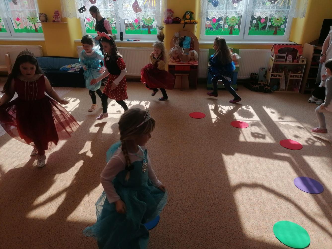 Přípravy na karneval a karnevalové dopoledne:-) - 92