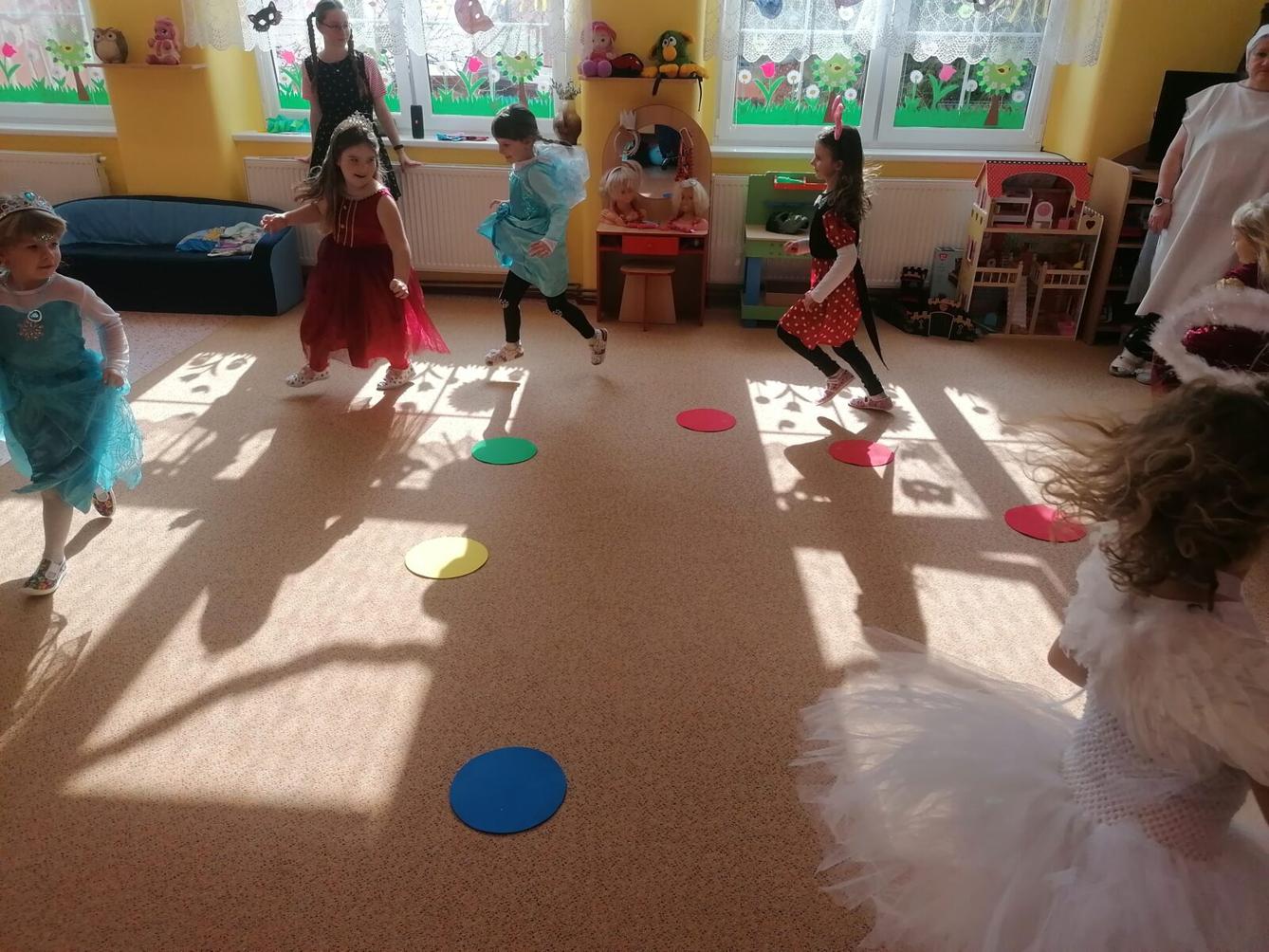 Přípravy na karneval a karnevalové dopoledne:-) - 93