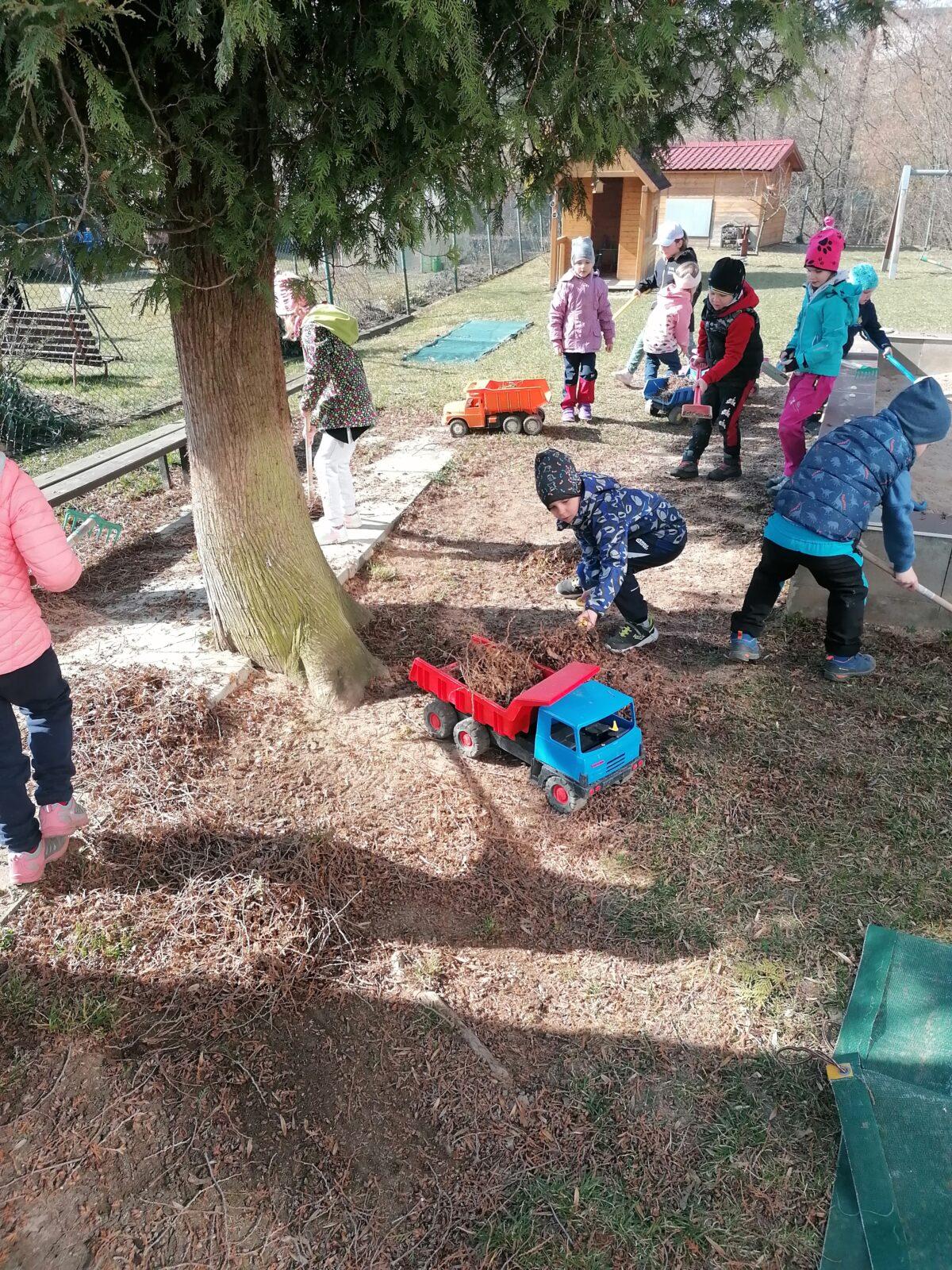 "pracujeme na zahradě" :-) - 2